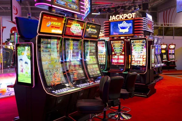 Bigger Bass Bonanza slot game interface on mobile screen